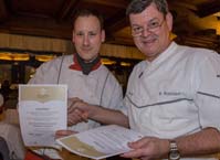 Harald Wohlfahrt überreichte jedem glücklichen Aramark-Mitarbeiter am Ende des Kochkurses ein Zertifikat. Foto: Aramark